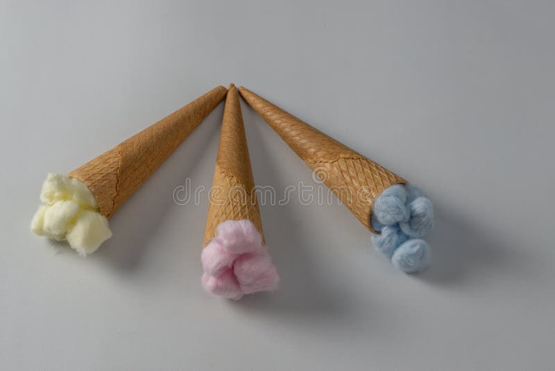 Bolas de algodão coloridas sobre fundo azul imagens de stock royalty free