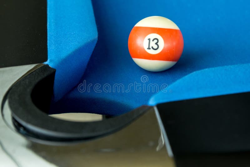 Bolas De Bilhar Americano Ou Jogo De Bilhar De Snooker Qualquer Um Dos  Vários Jogos Jogados Em Mesa Azul Foto de Stock - Imagem de colorido,  relaxamento: 188938030