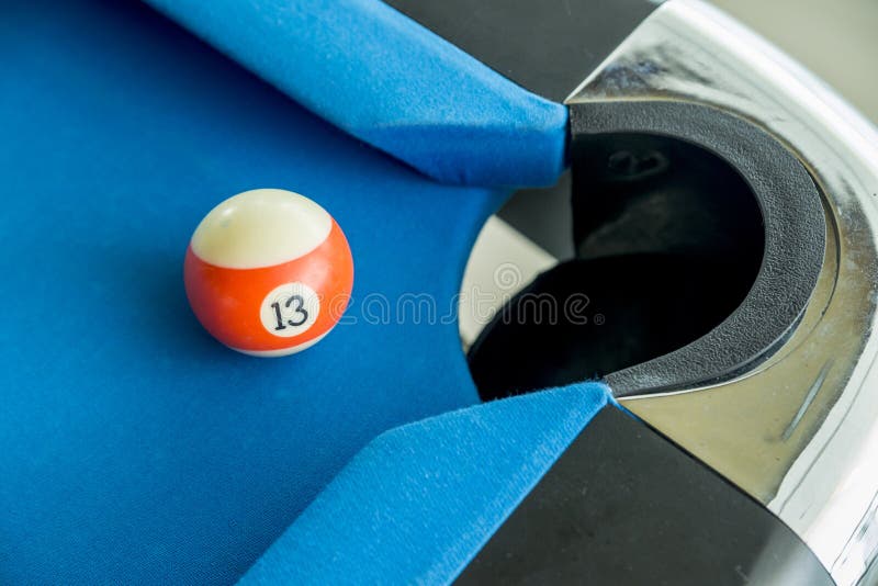 Bolas De Bilhar Americano Ou Jogo De Bilhar De Snooker Qualquer Um Dos  Vários Jogos Jogados Em Mesa Azul Foto de Stock - Imagem de barra, verde:  188938038