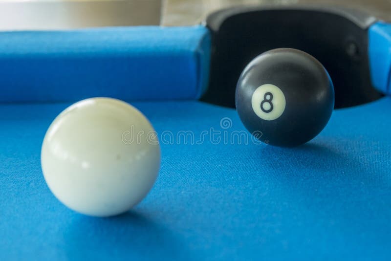 Bolas De Bilhar Americano Ou Jogo De Bilhar De Snooker Qualquer Um Dos  Vários Jogos Jogados Em Mesa Azul Foto de Stock - Imagem de colorido,  relaxamento: 188938030