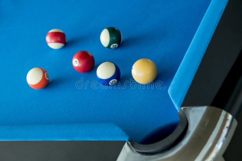 Bolas De Bilhar Americano Ou Jogo De Bilhar De Snooker Qualquer Um Dos  Vários Jogos Jogados Em Mesa Azul Foto de Stock - Imagem de colorido,  relaxamento: 188938030