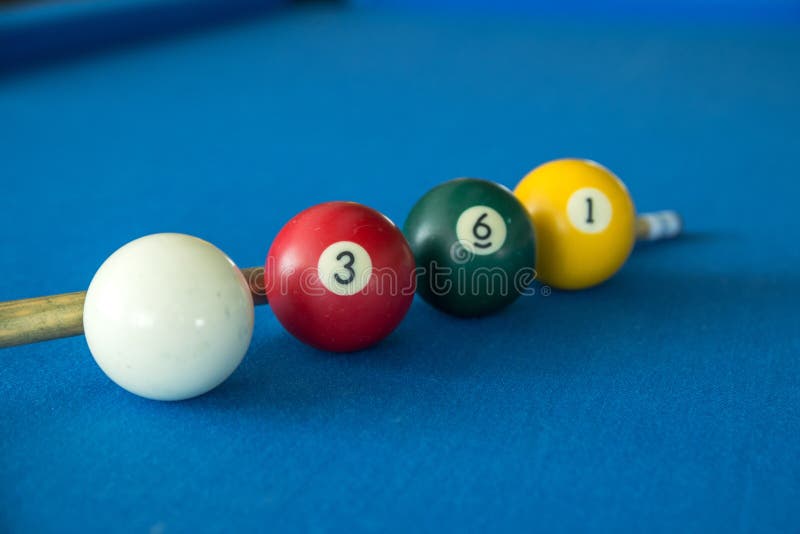 Bolas De Bilhar Americano Ou Jogo De Bilhar De Snooker Qualquer Um Dos  Vários Jogos Jogados Em Mesa Azul Foto de Stock - Imagem de colorido,  relaxamento: 188938030