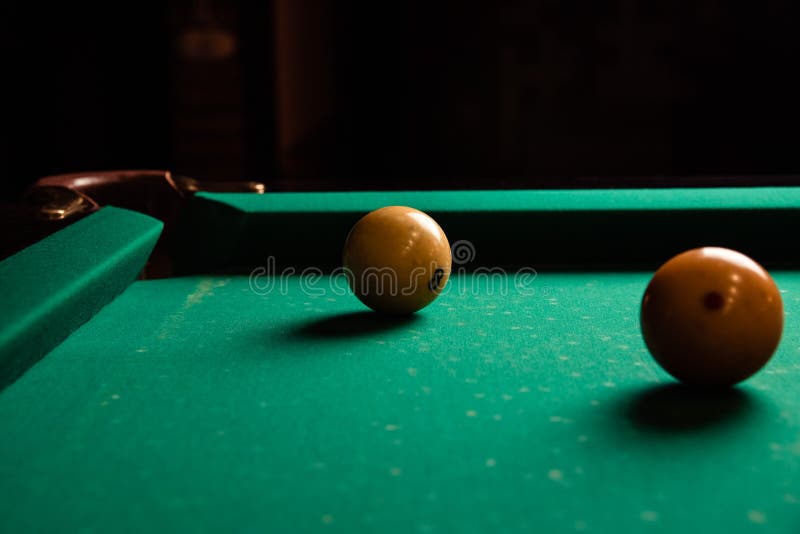 Bolas De Bilhar E Dicas Na Mesa De Bilhar, Vista De Cima, Plano Foto de  Stock - Imagem de sinuca, jogo: 183821698