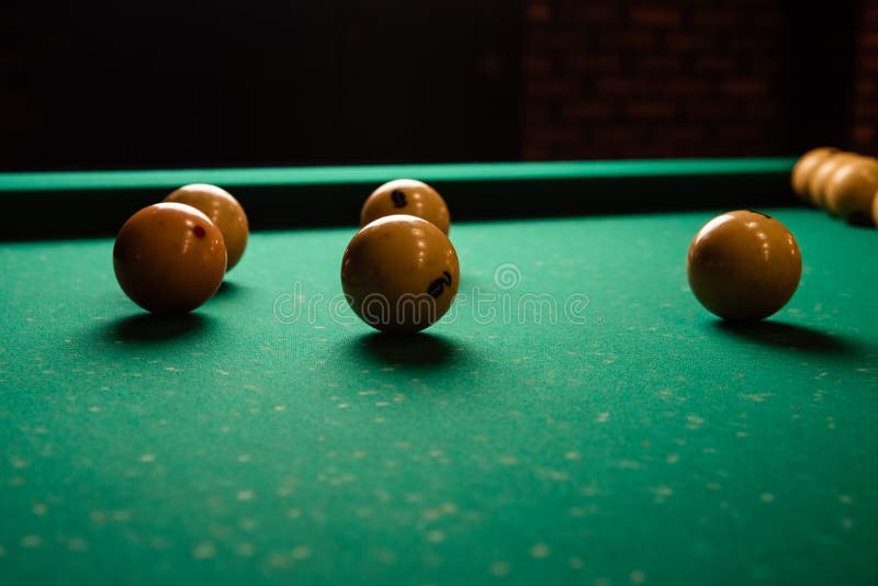 Bolas De Bilhar E Dicas Na Mesa De Bilhar, Vista De Cima, Plano Foto de  Stock - Imagem de sinuca, jogo: 183821698