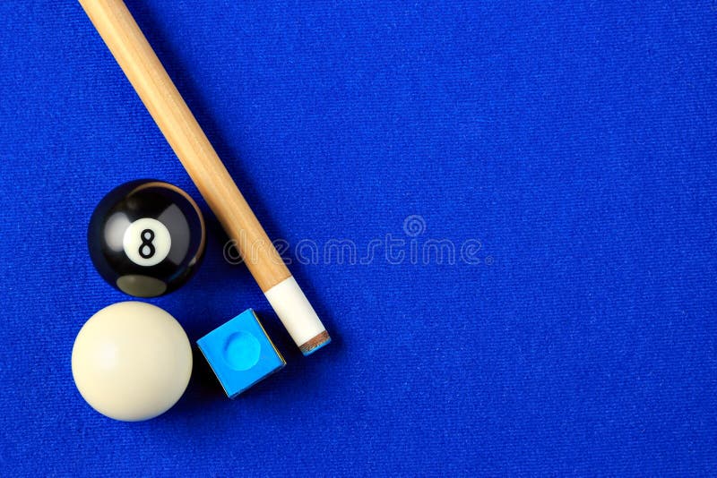 Bolas de billar, señal y tiza en una mesa de billar azul foto de archivo libre de regalías Bolas de billar, señal y tiza en una mesa de billar azul foto de archivo libre de regalías
