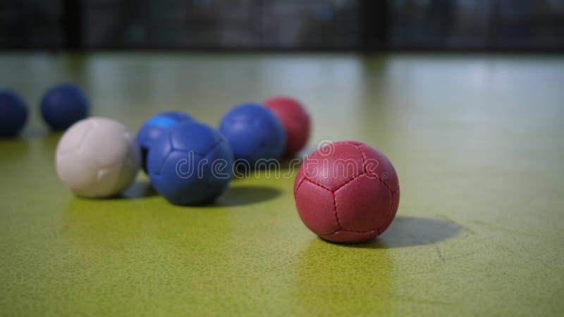 Foto de Um Grupo De Várias Bolas Coloridas Espalhadas Pelo Chão Da Sala De  Jogo e mais fotos de stock de Bola - iStock