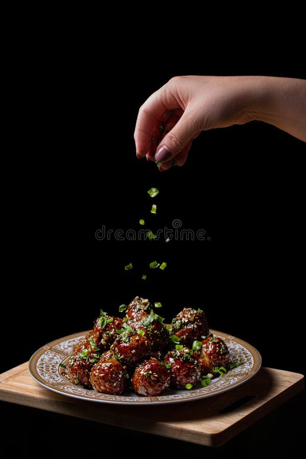 Bolas de carne com interior do ovo de codorniz, em um fundo preto imagens de stock royalty free Bolas de carne com interior do ovo de codorniz, em um fundo preto imagens de stock royalty free