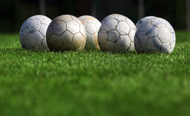 Foto de Um Grupo De Várias Bolas Coloridas Espalhadas Pelo Chão Da Sala De  Jogo e mais fotos de stock de Bola - iStock