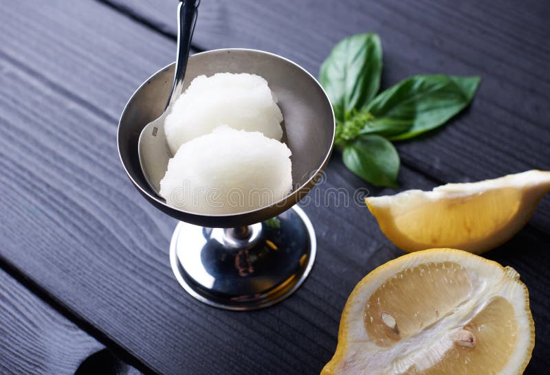 2 bolas de helado hecho en casa del sorbete del limón en metal ruedan en fondo de madera negro Postre sabroso del verano imagen de archivo 2 bolas de helado hecho en casa del sorbete del limón en metal ruedan en fondo de madera negro Postre sabroso del verano imagen de archivo