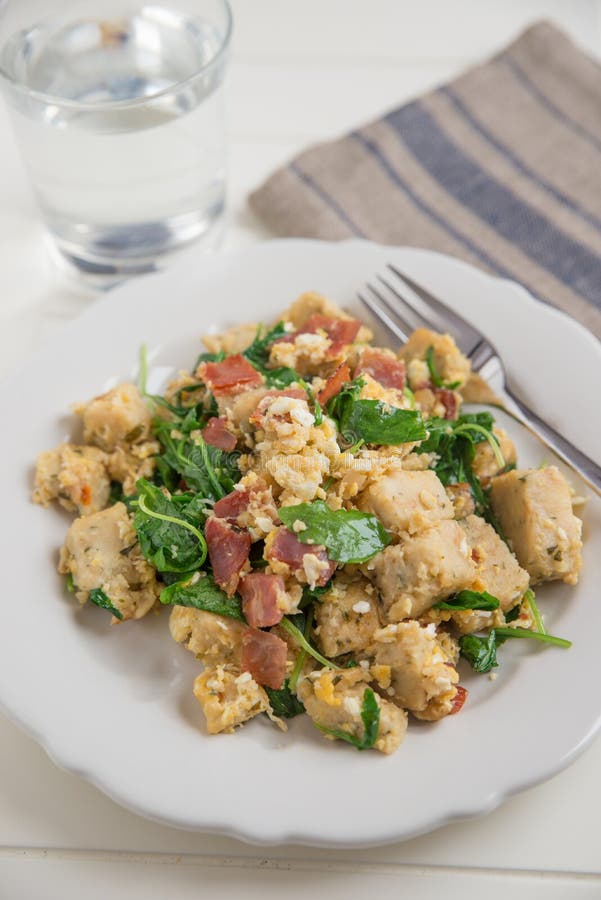 Bolas de masa hervida asadas con el huevo y la ensalada fotografía de archivo libre de regalías Bolas de masa hervida asadas con el huevo y la ensalada fotografía de archivo libre de regalías
