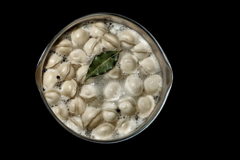 Bolas de masa hervida de ebullición en la cacerola fotos de archivo libres de regalías Bolas de masa hervida de ebullición en la cacerola fotos de archivo libres de regalías