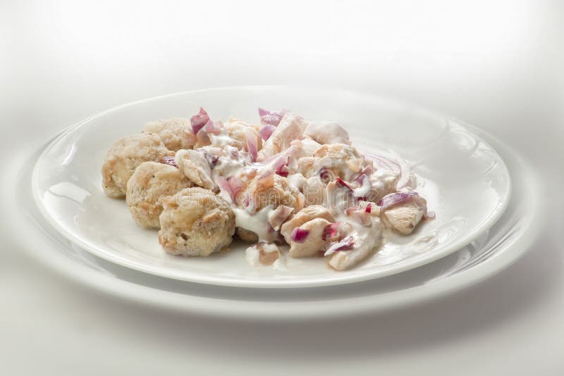 Bolas de masa hervida en salsa de la cebolla del bechamel foto de archivo libre de regalías Bolas de masa hervida en salsa de la cebolla del bechamel foto de archivo libre de regalías
