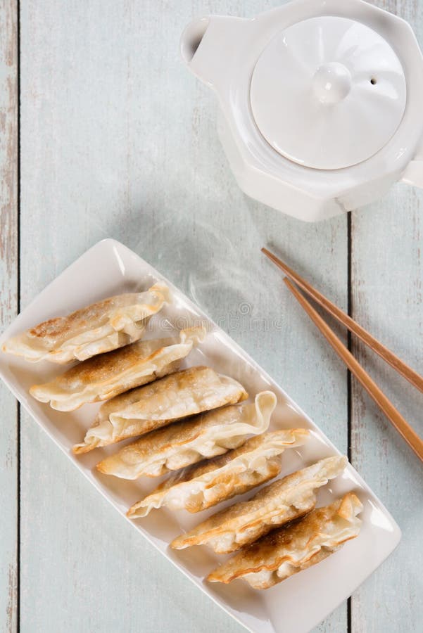 Bolas de masa hervida fritas cacerola asiática de la comida de la visión superior fotografía de archivo libre de regalías Bolas de masa hervida fritas cacerola asiática de la comida de la visión superior fotografía de archivo libre de regalías