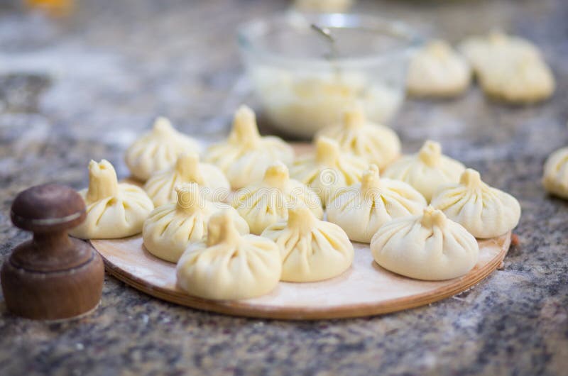Bolas de masa hervida tradicionales georgianas Khinkali con la carne en la tabla fotografía de archivo libre de regalías Bolas de masa hervida tradicionales georgianas Khinkali con la carne en la tabla fotografía de archivo libre de regalías