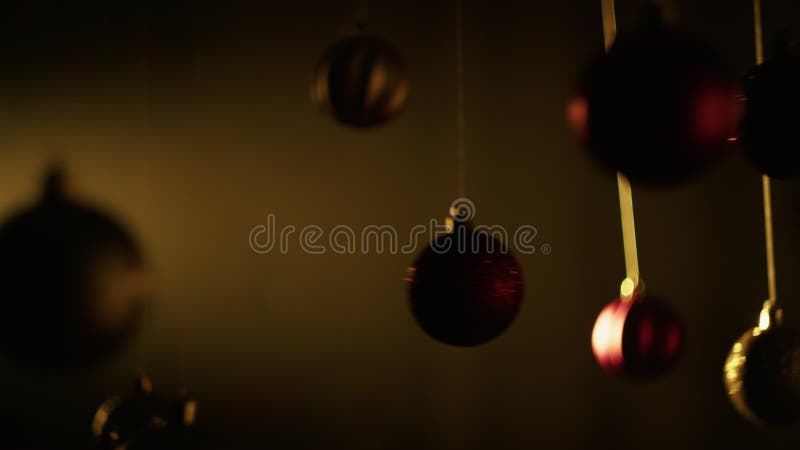 Bolas de Natal a baloiçar harmoniosamente numa corda filme