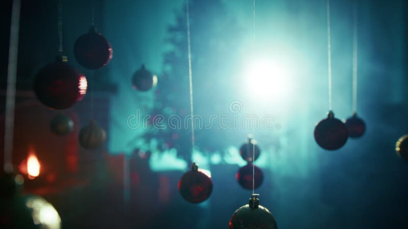 Bolas de Natal a baloiçar numa divisão escura e solene filme