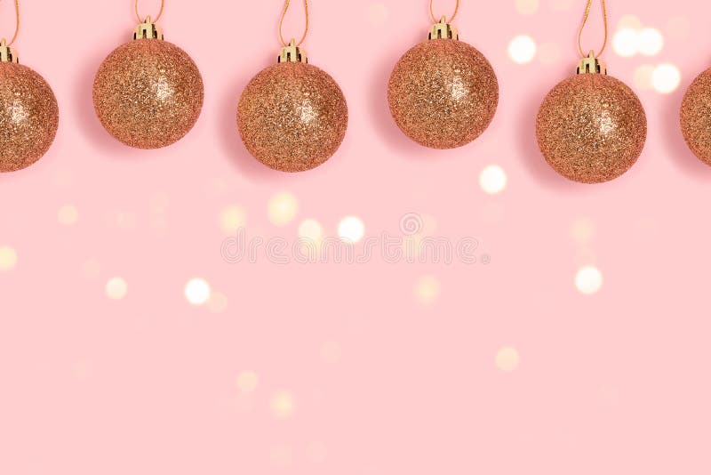 Bolas de Natal douradas penduradas em fundo rosa fotos de stock