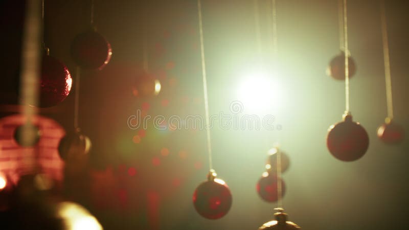 Bolas de Natal vermelhas penduradas balançam alegremente video estoque