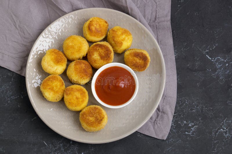 Bolas de patata frita con pan. Bolas de patatas fritas con salsa de tomate