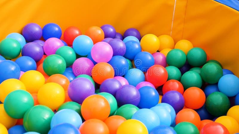 Fundo de muitas bolas coloridas de plástico na piscina de bolas em uma sala  de jogos para crianças