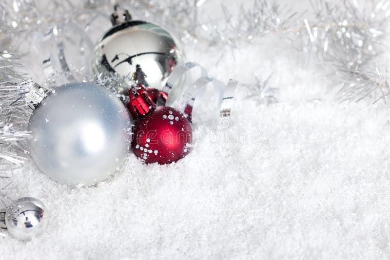 Bolas De Plata De La Navidad En Nieve Imagen de archivo - Imagen de ...