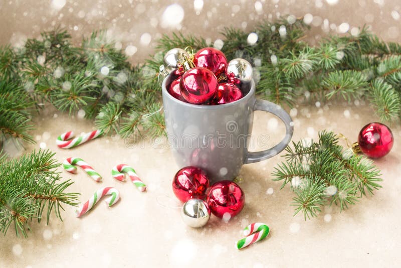 Bolas de plata y rojas de las decoraciones de la Navidad en taza con el árbol de abeto y el fondo de la Navidad de la nieve foto de archivo libre de regalías Bolas de plata y rojas de las decoraciones de la Navidad en taza con el árbol de abeto y el fondo de la Navidad de la nieve foto de archivo libre de regalías