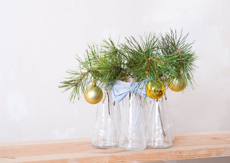 Bolas Do Natal Em Um Ramo Da árvore Nos Vasos De Vidro Imagem de Stock -  Imagem de bonito, sazonal: 48114893