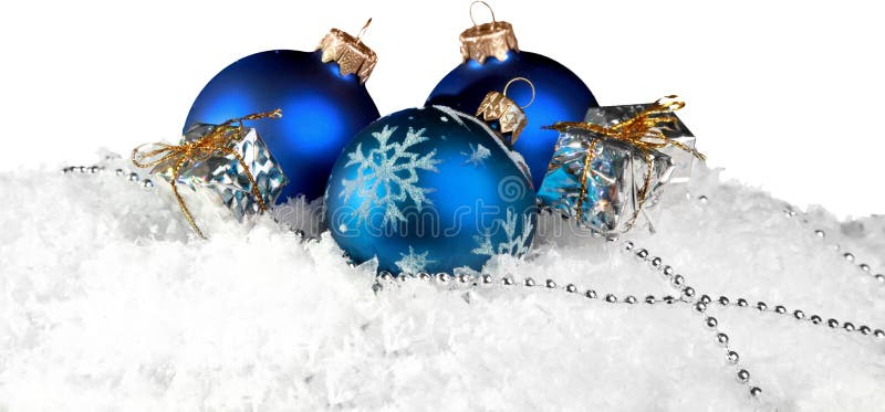 Bolas do Natal nos flocos de neve no fundo imagens de stock Bolas do Natal nos flocos de neve no fundo imagens de stock