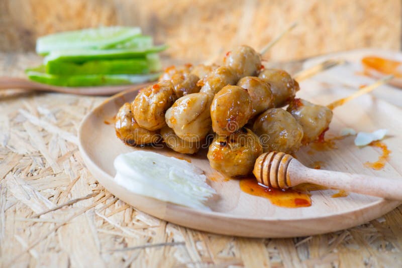 Bolas ou almôndegas Roasted da carne de porco com molho picante doce, selectiv imagem de stock Bolas ou almôndegas Roasted da carne de porco com molho picante doce, selectiv imagem de stock