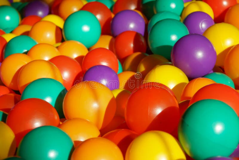 Grupo De Bolas Coloridas Para a Criança Foto de Stock - Imagem de alegre,  playground: 153553718