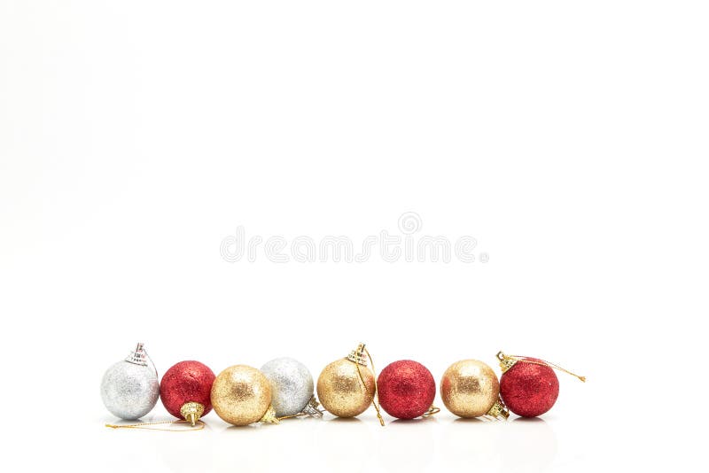 Bolas rojas hermosas de la Navidad del oro y de la plata en blanco imagenes de archivo Bolas rojas hermosas de la Navidad del oro y de la plata en blanco imagenes de archivo