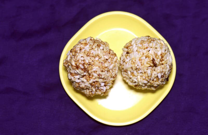 Bolas sopladas del dulce del arroz imagenes de archivo Bolas sopladas del dulce del arroz imagenes de archivo