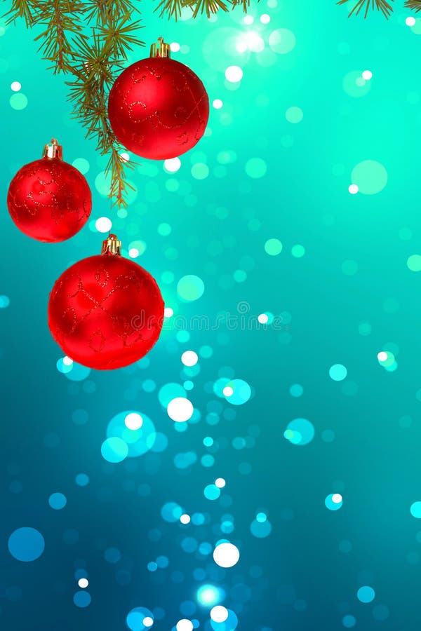 Bolas vermelhas do Natal com a árvore de abeto verde no bokeh azul colorido foto de stock Bolas vermelhas do Natal com a árvore de abeto verde no bokeh azul colorido foto de stock