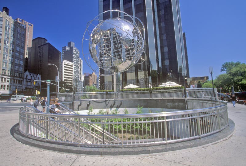Bolbeeldhouwwerk voor Troef Internationaal Hotel en Toren op 59ste Straat, de Stad van New York, NY stock foto Bolbeeldhouwwerk voor Troef Internationaal Hotel en Toren op 59ste Straat, de Stad van New York, NY stock foto