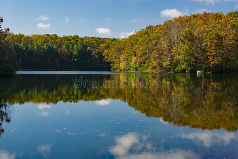 Boley Lake West Virginia. Clifftop, WVA – October 12th: An Autumn view of Boley Lake located in Babcock State Park, Clifftop, West Virginia, USA on October royalty free stock images Boley Lake West Virginia. Clifftop, WVA – October 12th: An Autumn view of Boley Lake located in Babcock State Park, Clifftop, West Virginia, USA on October royalty free stock images