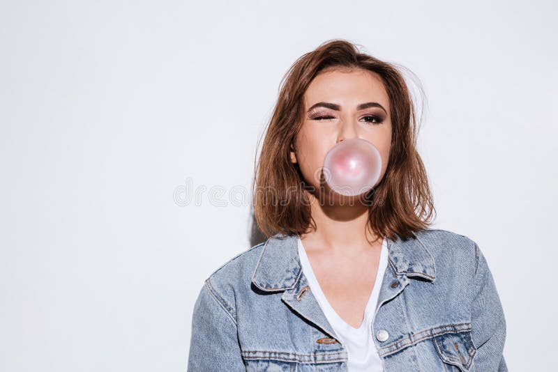 Bolha de sopro da senhora brincalhão com pastilha elástica foto de stock Bolha de sopro da senhora brincalhão com pastilha elástica foto de stock