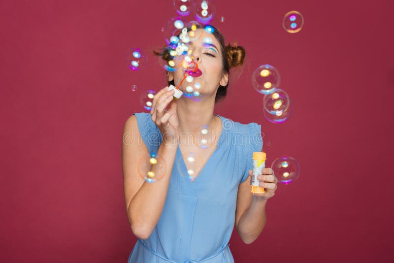 Bolhas de sopro da jovem mulher bonita bonito foto de stock Bolhas de sopro da jovem mulher bonita bonito foto de stock