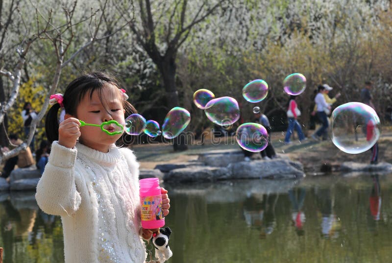 Bolhas do jogo da menina fotografia de stock Bolhas do jogo da menina fotografia de stock