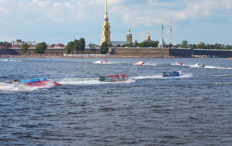 Bolide sur l'eau sur la ligne sur Neva au pouvoir de la formule 1 images stock Bolide sur l'eau sur la ligne sur Neva au pouvoir de la formule 1 images stock