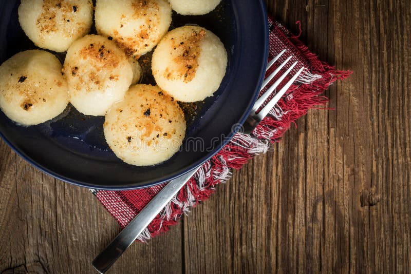 Bolinhas de massa da batata com carne imagens de stock royalty free Bolinhas de massa da batata com carne imagens de stock royalty free