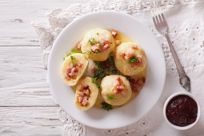 Bolinhas de massa da batata enchidas com close-up do presunto, do bacon e da cebola Hor imagem de stock Bolinhas de massa da batata enchidas com close-up do presunto, do bacon e da cebola Hor imagem de stock