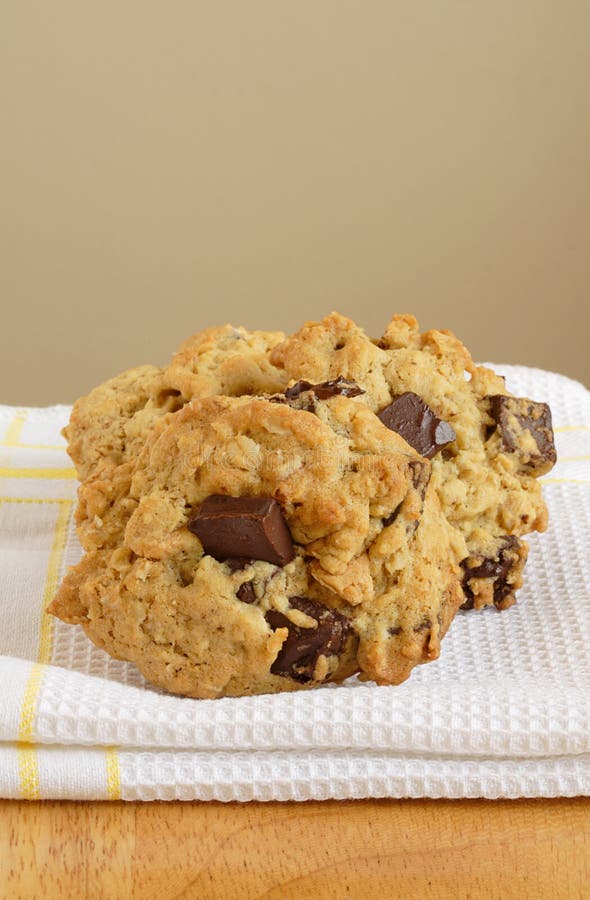 Biscoito de aveia com pedaços de chocolate fotos de stock