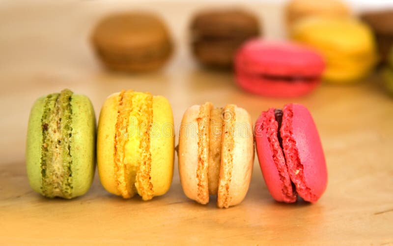 Macarons franceses multicoloridos foto de stock royalty free