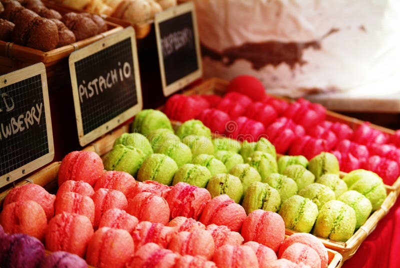 Bolinhos de amêndoa coloridos imagem de stock
