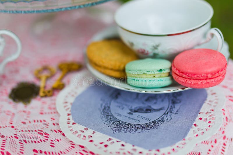 Bolinhos de amêndoa coloridos fotografia de stock royalty free