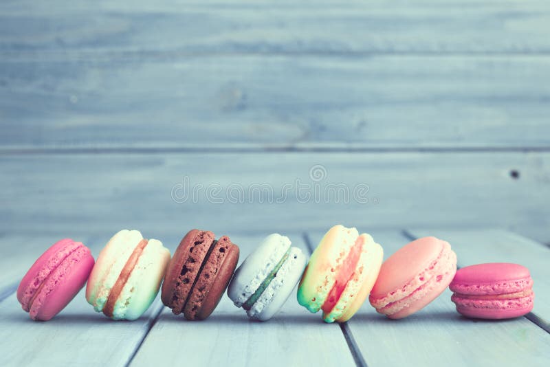 Bolinhos de amêndoa coloridos do vintage fotos de stock