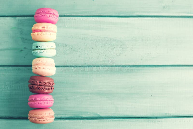 Bolinhos de amêndoa coloridos do vintage imagens de stock