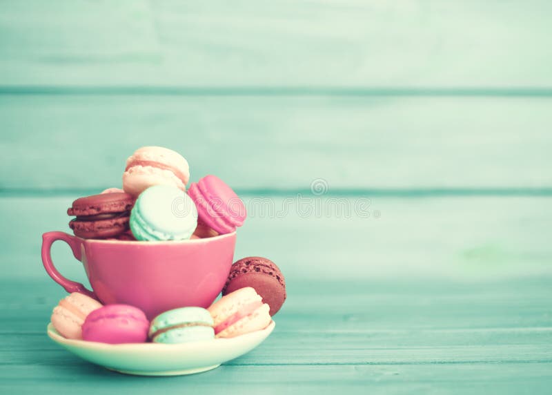 Bolinhos de amêndoa coloridos em um copo imagem de stock