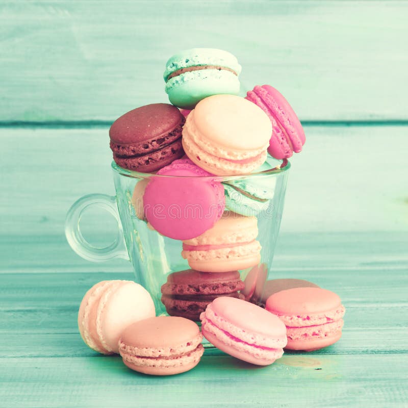 Bolinhos de amêndoa coloridos em um copo de vidro fotografia de stock