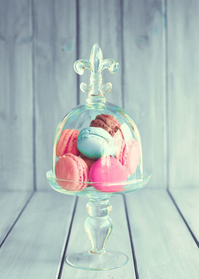 Bolinhos de amêndoa coloridos em um vaso de vidro foto de stock